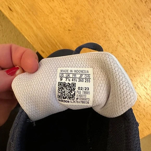 Adidas Women’s Navy and White Sneakers. - Picture 4 of 4